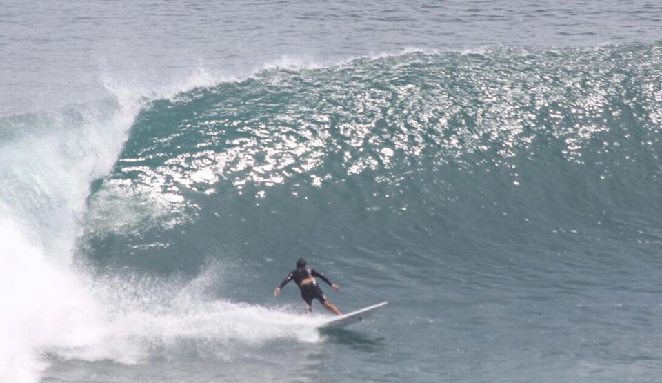 Víctor Moyano. Surfing en Uluwatu.
