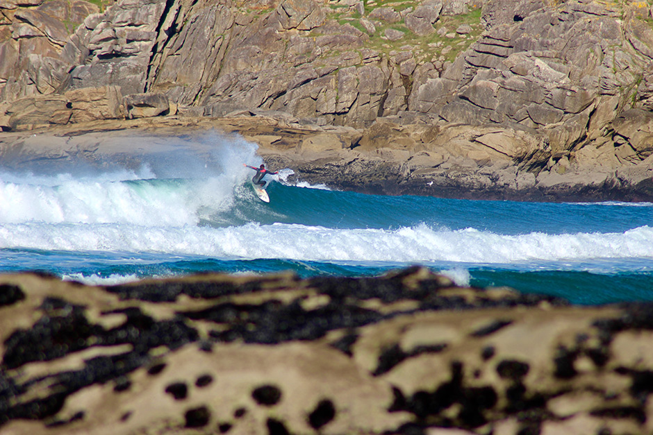 Luís Ansín es otro de los surfistas gallegos a los que parece no importarles mucho el cambio de sur a norte… Foto: Nacho Ansín