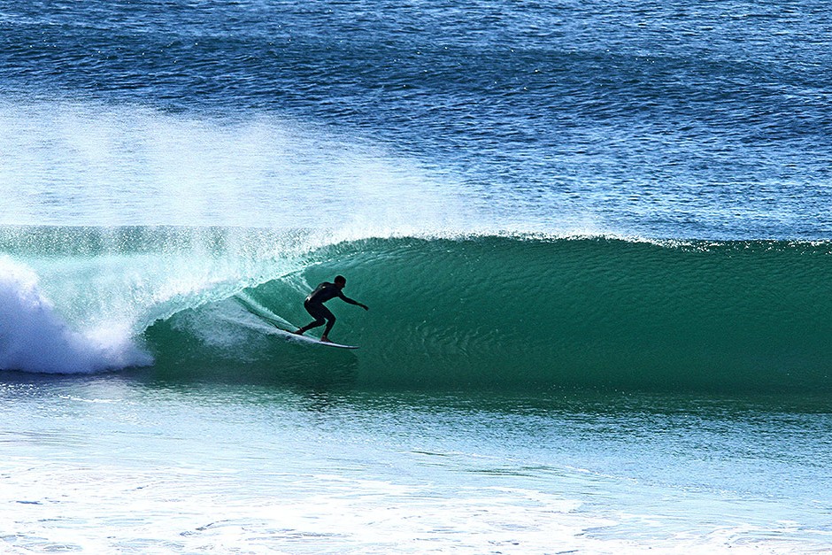 Está claro que no es lo mismo ir a surfear un día de color gris que uno de color azul. Pablo Montero disfrutando del sol en algún lugar de la costa oeste de Galicia. Foto: Jorge Touriño