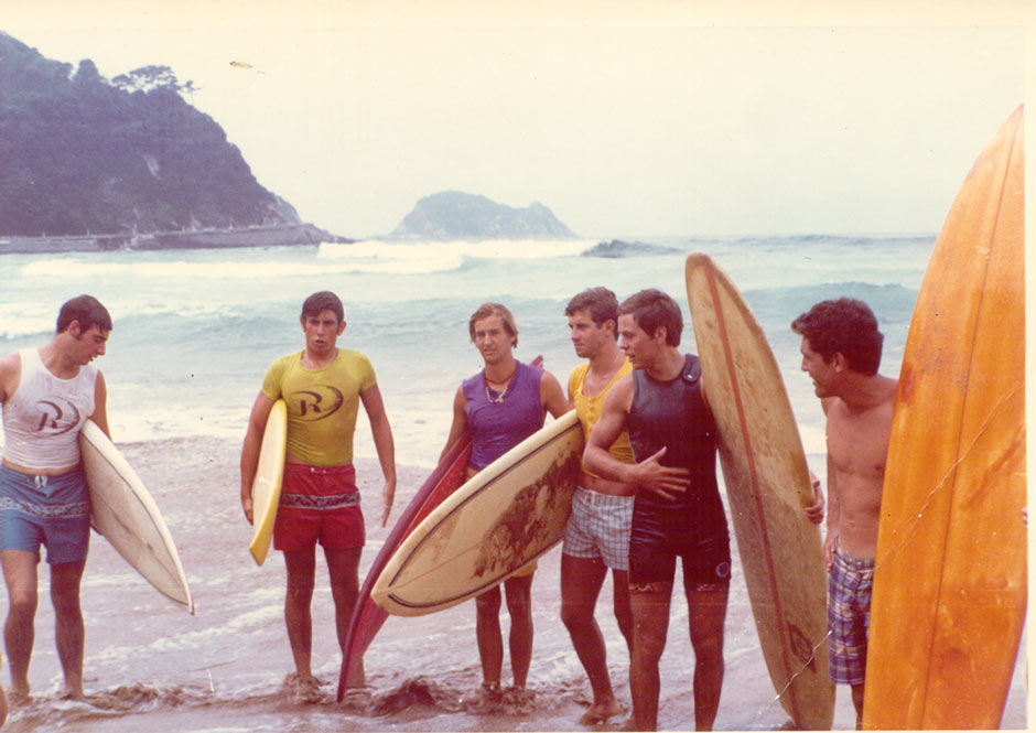 Foto-Archivo-Eizmendi_Surfers-en-Zarautz-1971_lr